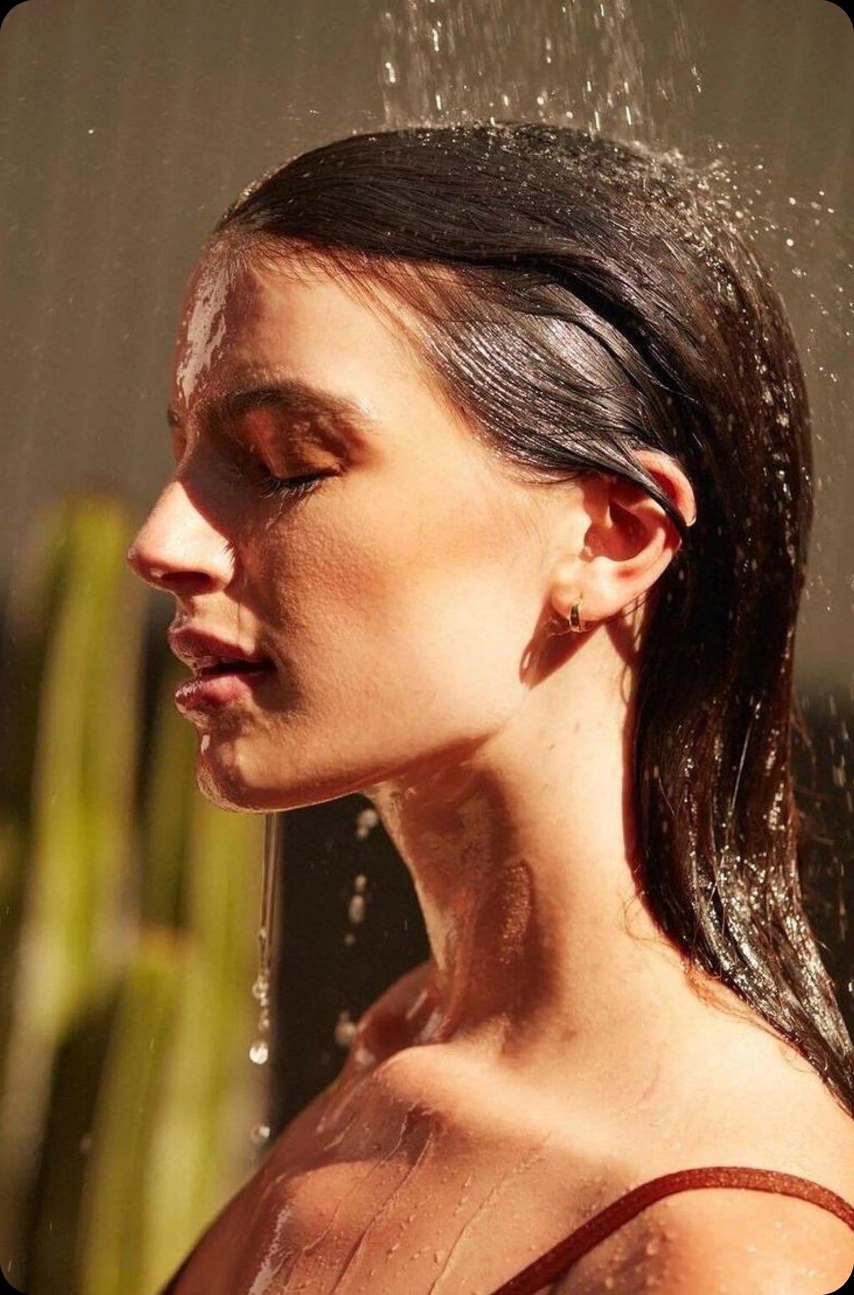 Persona duchándose con agua filtrada